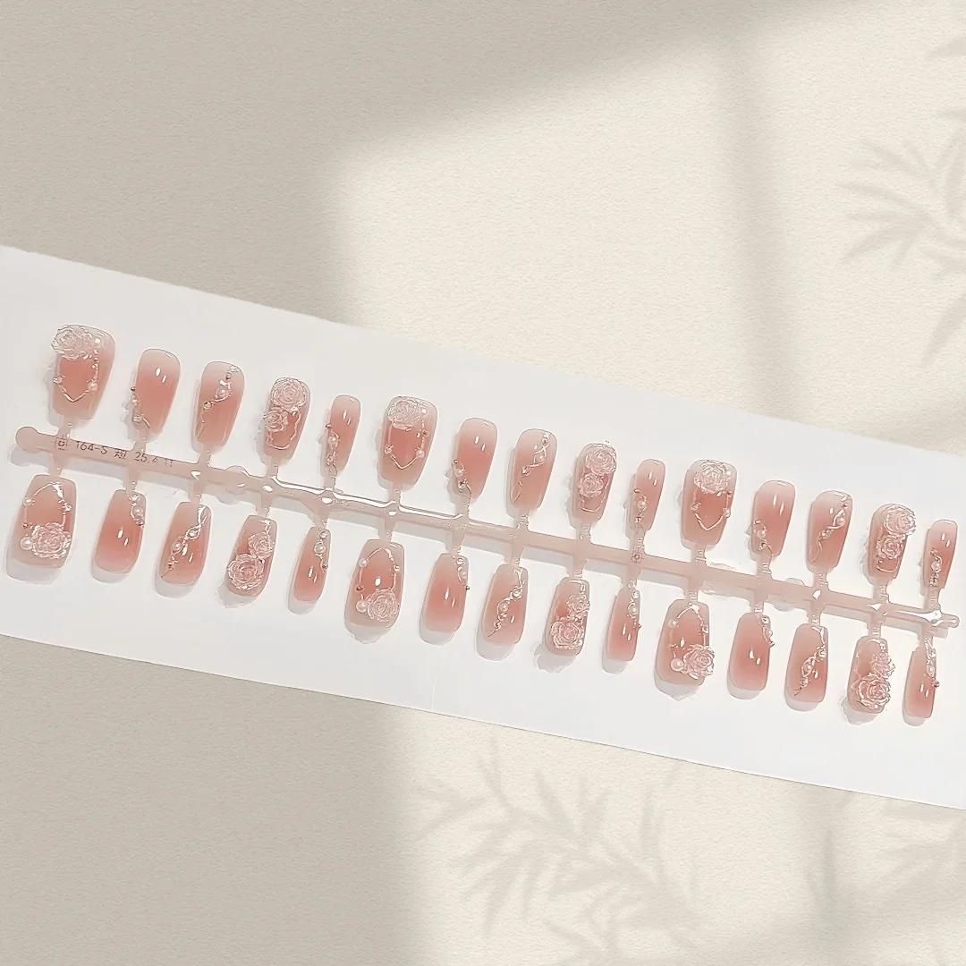 Goldene Kamelien Künstliche Nägel Blumendesign Süßer Stil Maniküre-Set