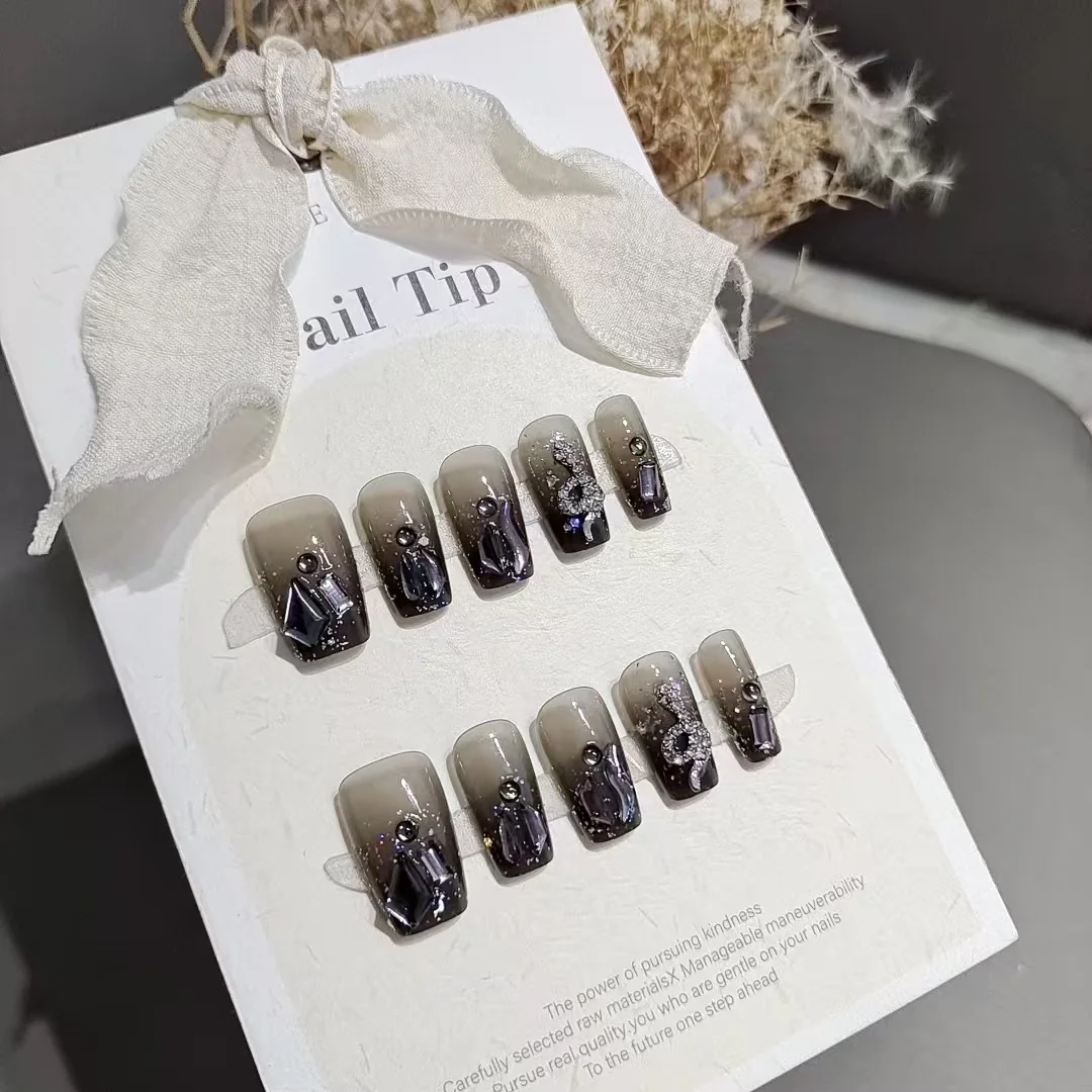 เล็บติดด่วนลายงูดำ ทรงโลงศพสั้น Cat Eye กลิตเตอร์ 10 ชิ้น