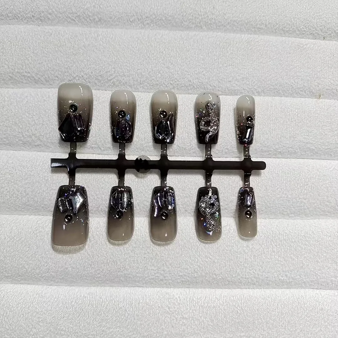 เล็บติดด่วนลายงูดำ ทรงโลงศพสั้น Cat Eye กลิตเตอร์ 10 ชิ้น