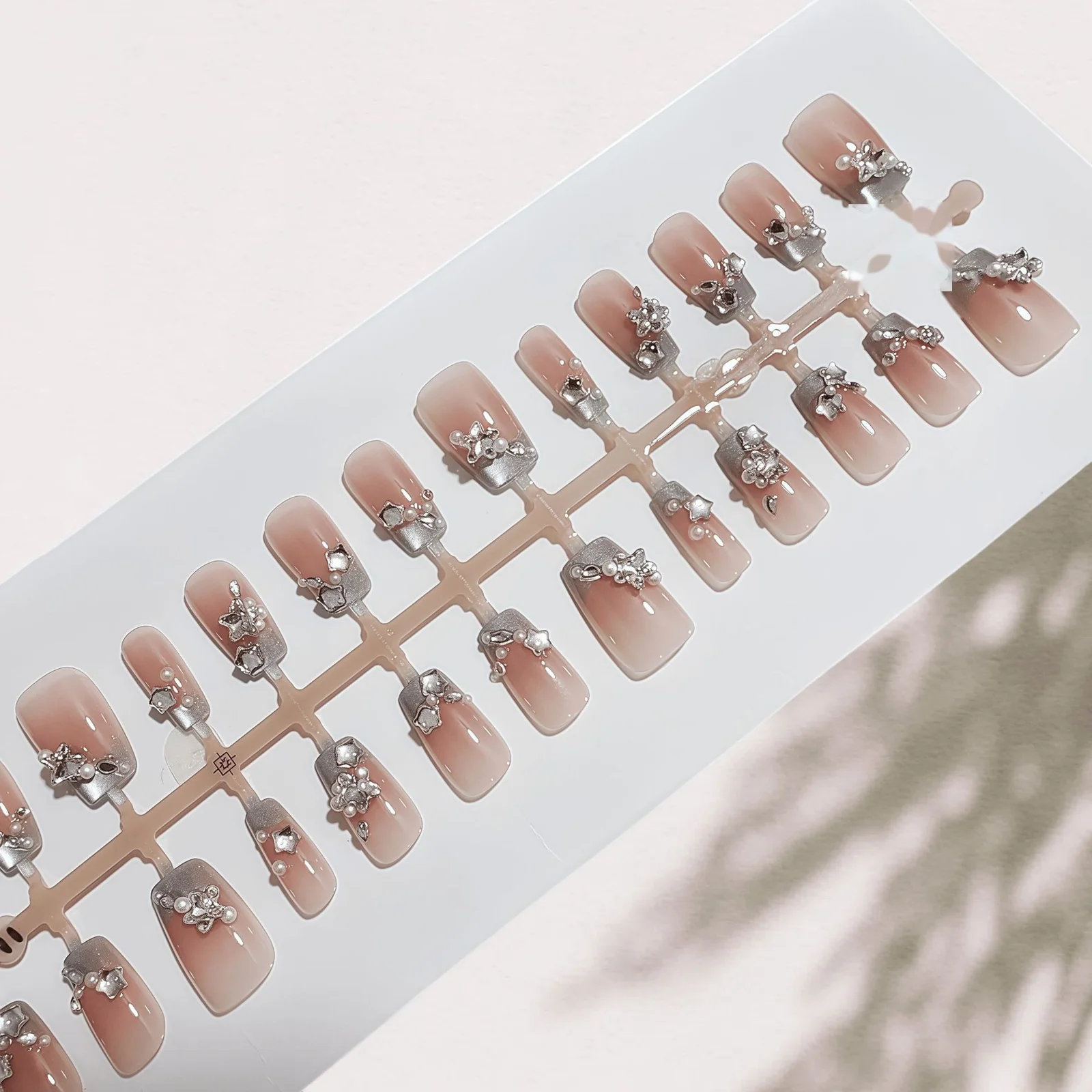 Uñas Postizas Francesas con Rosa Azul, Perlas y Cristales