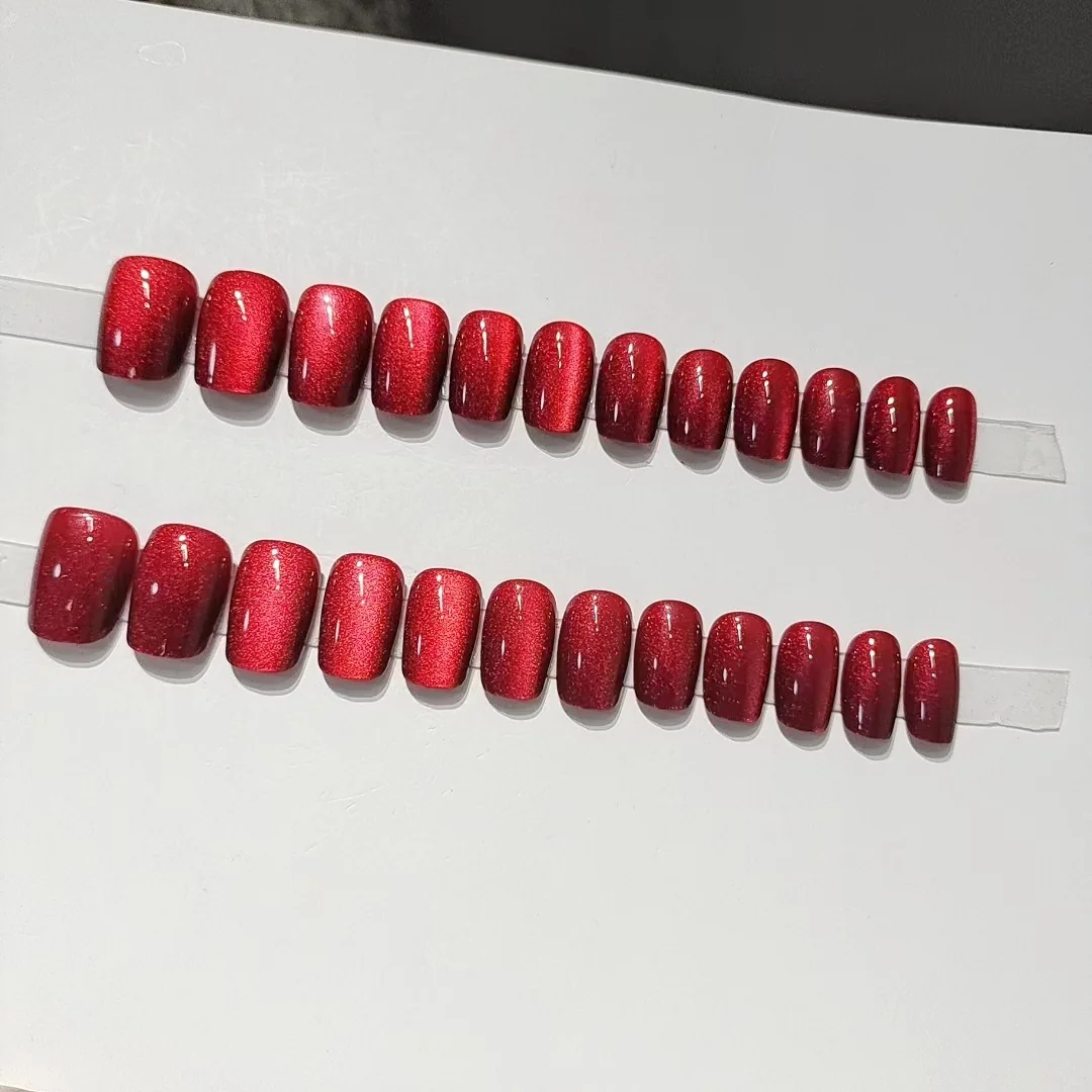 Unghie Finte Cat Eye Rosse, Corte e Medie, Forma a Barella