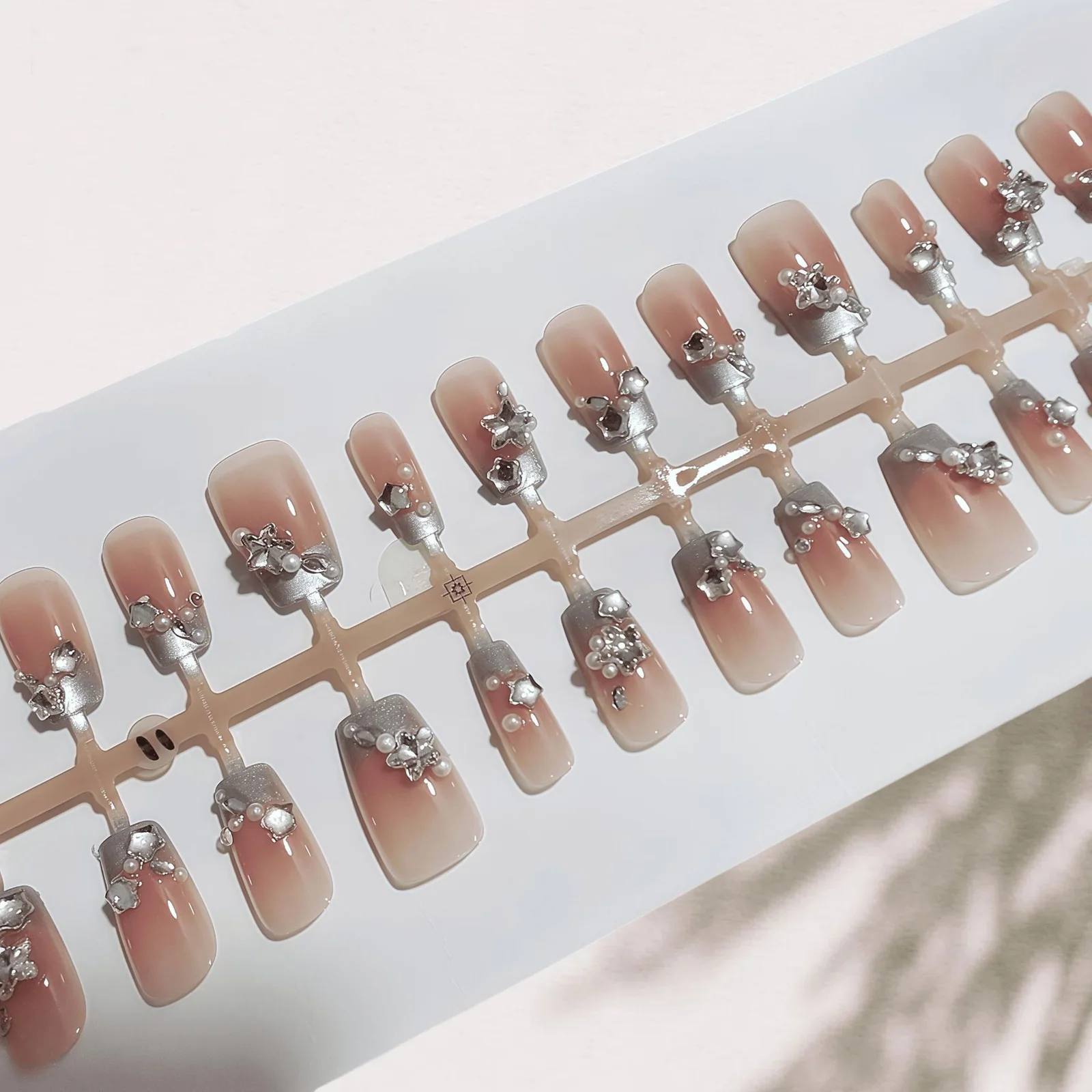 Uñas Postizas Francesas con Rosa Azul, Perlas y Cristales