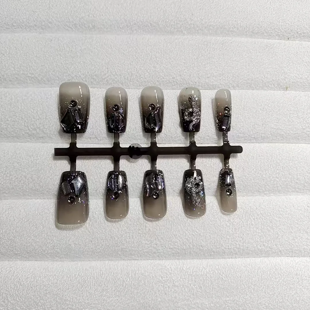 เล็บติดด่วนลายงูดำ ทรงโลงศพสั้น Cat Eye กลิตเตอร์ 10 ชิ้น