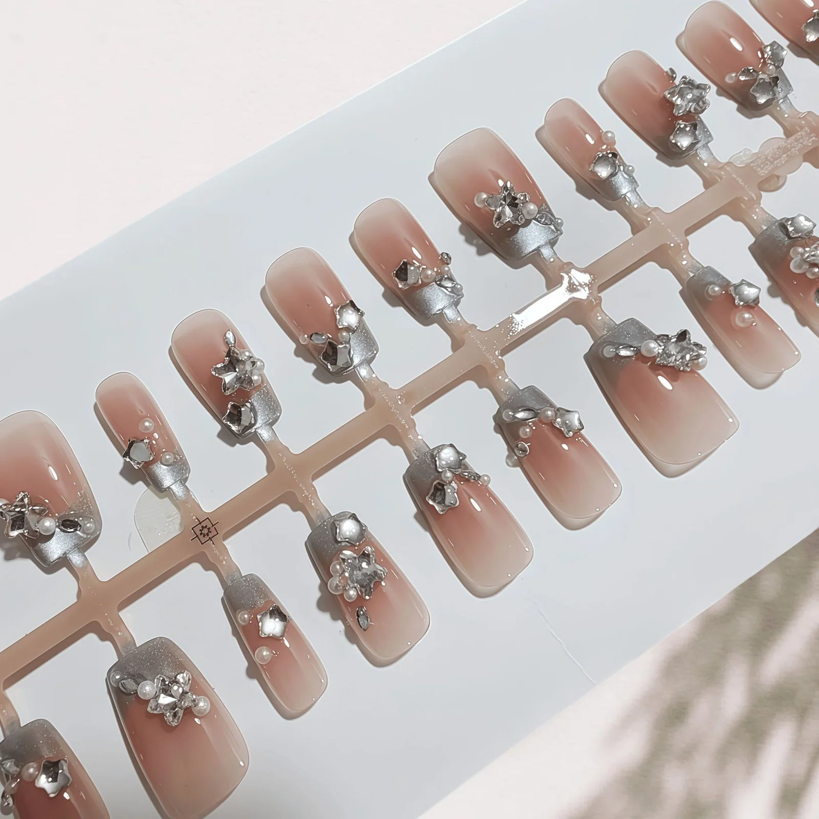 Uñas Postizas Francesas con Rosa Azul, Perlas y Cristales