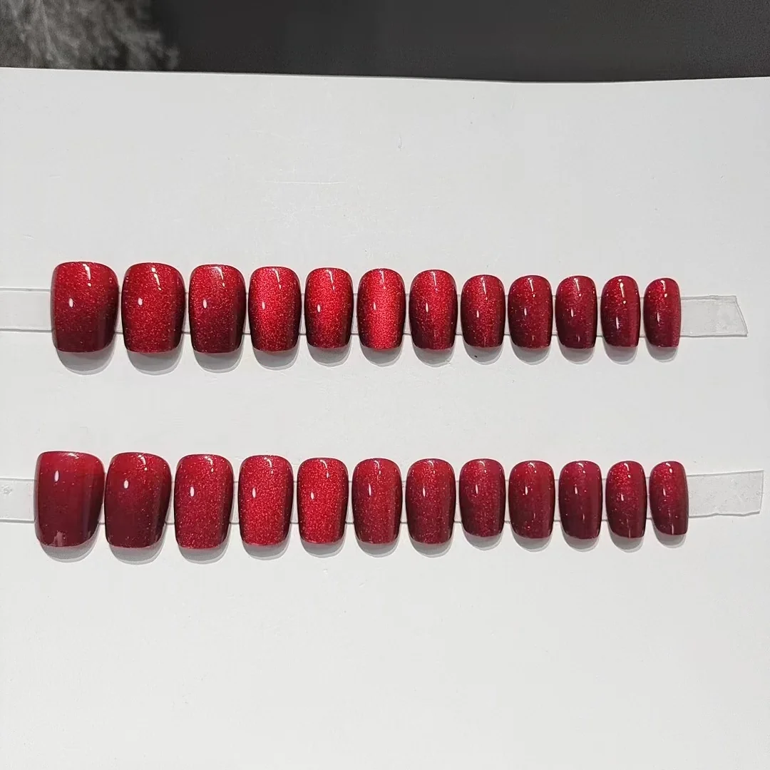 Unghie Finte Cat Eye Rosse, Corte e Medie, Forma a Barella