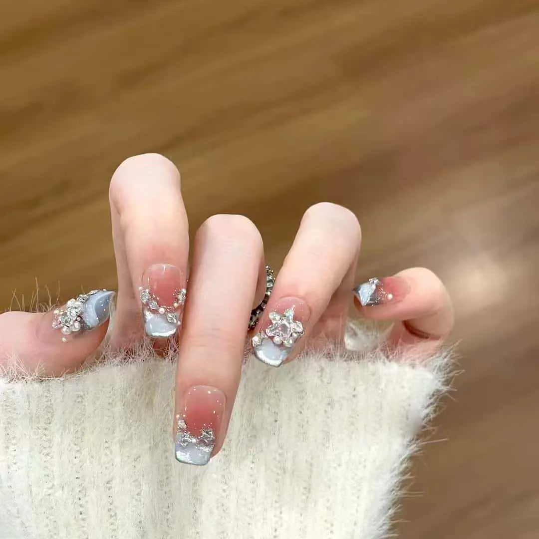 Uñas Postizas Francesas con Rosa Azul, Perlas y Cristales