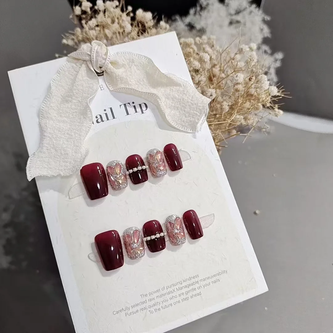 Sarkanas zvaigžņotas debesis uzliekamie nagi ar ķēdīšu rhinestoniem, īsa kafijas pupiņas forma