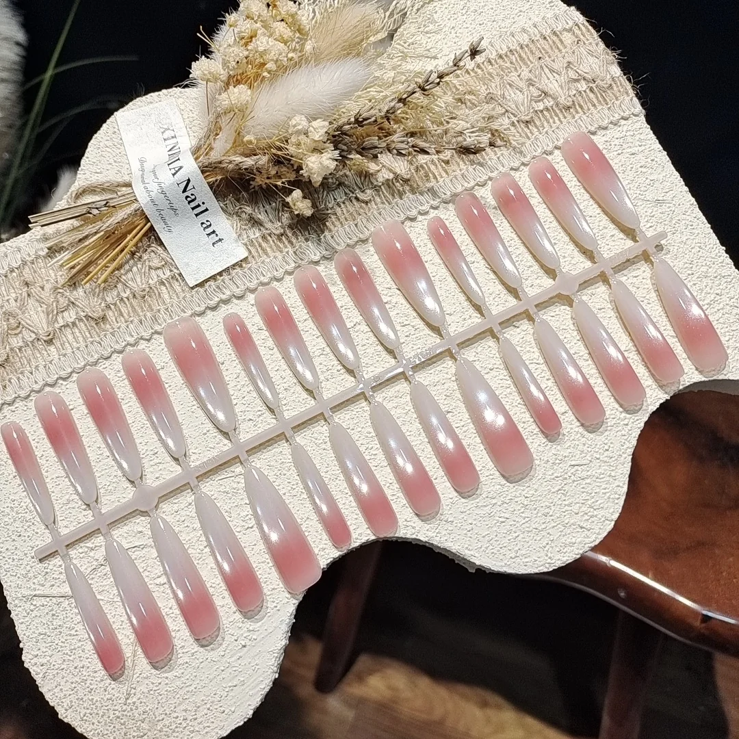 ציפורניים מלאכותיות "עין חתול" עם חרוזי זכוכית, צורות סטילטו קצרות ובינוניות