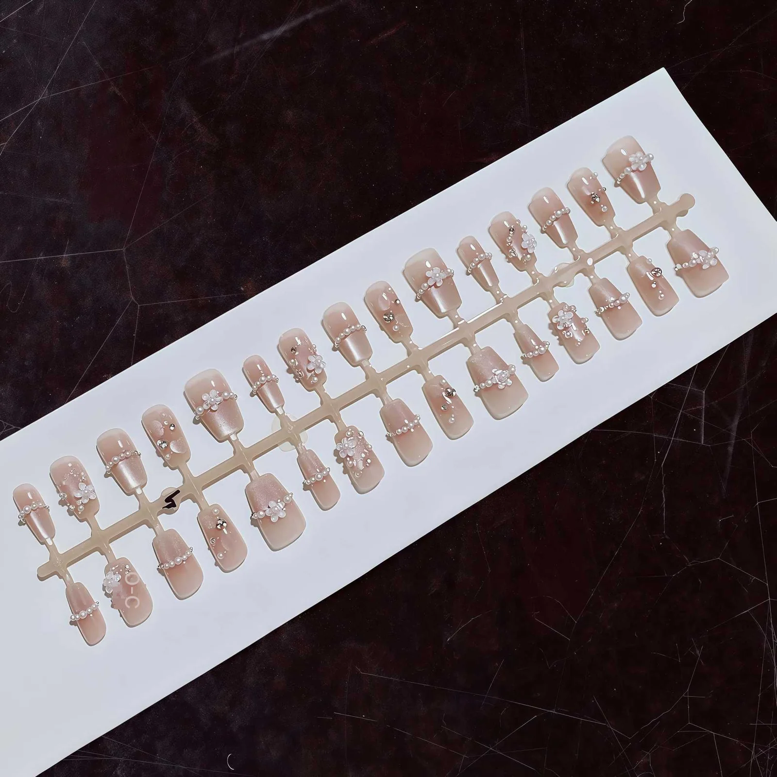 Witte Camelia Cat Eye Press-On Nails met Perelaccenten