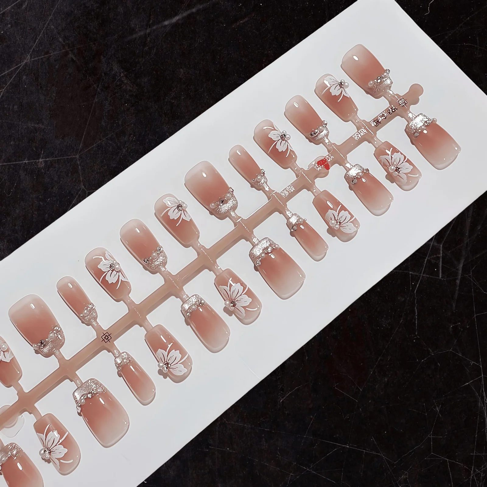 Cat Eye Lelie Press-On Nails met Parels en Strass Steentjes