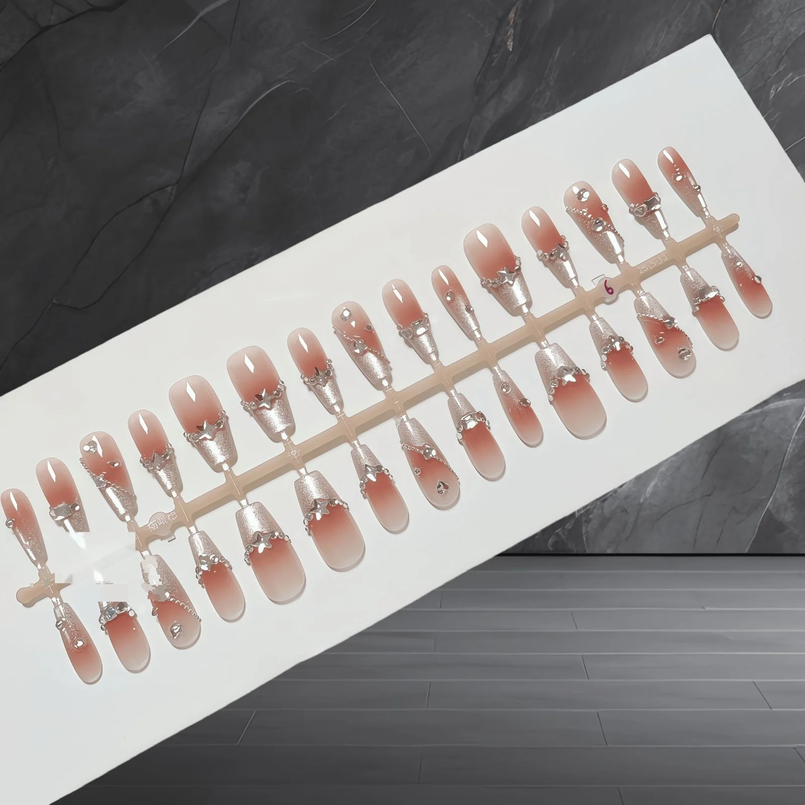 Unghie Finte con Design a Cuore, Finitura Glitter, Forma Coffin Media