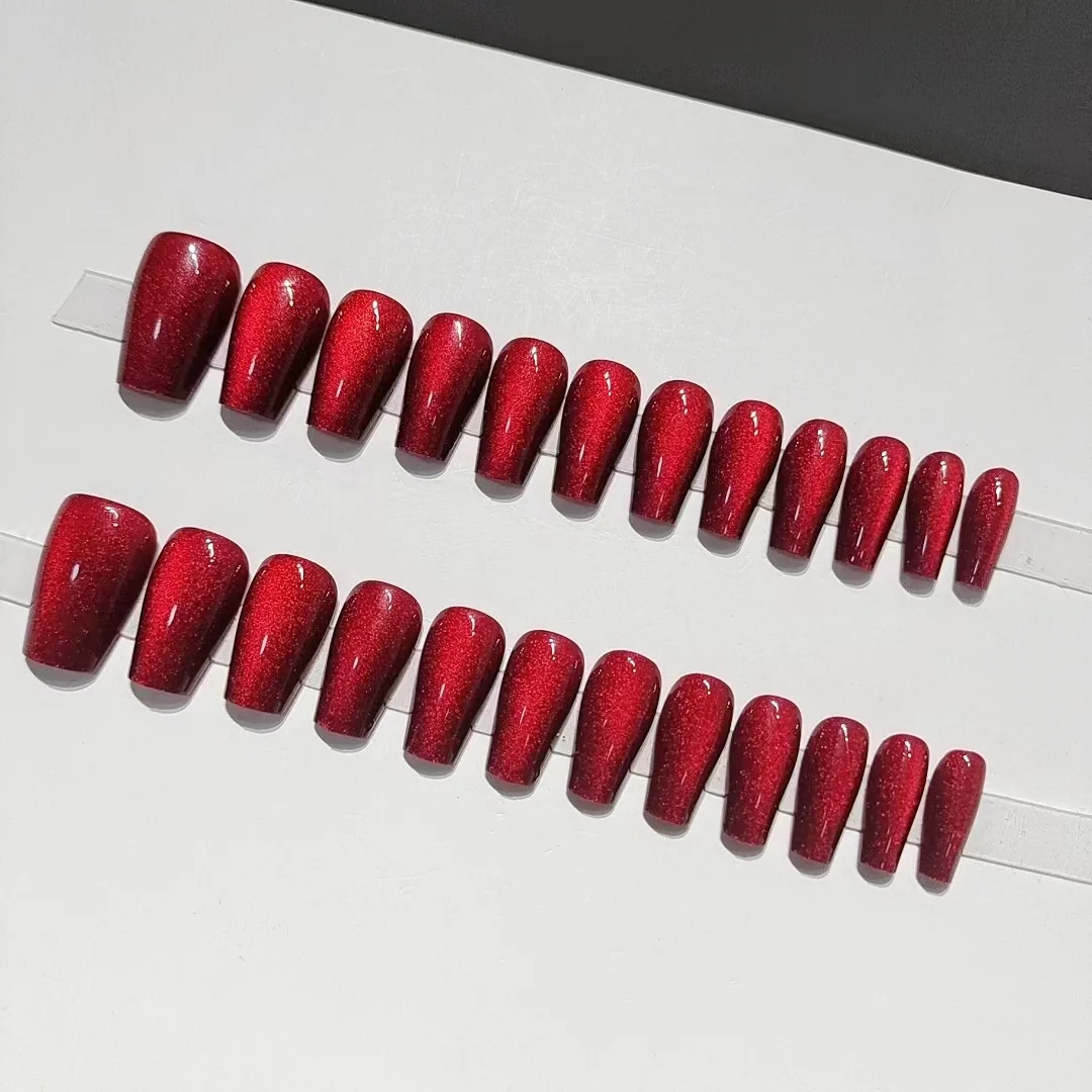 Unghie Finte Cat Eye Rosse, Corte e Medie, Forma a Barella