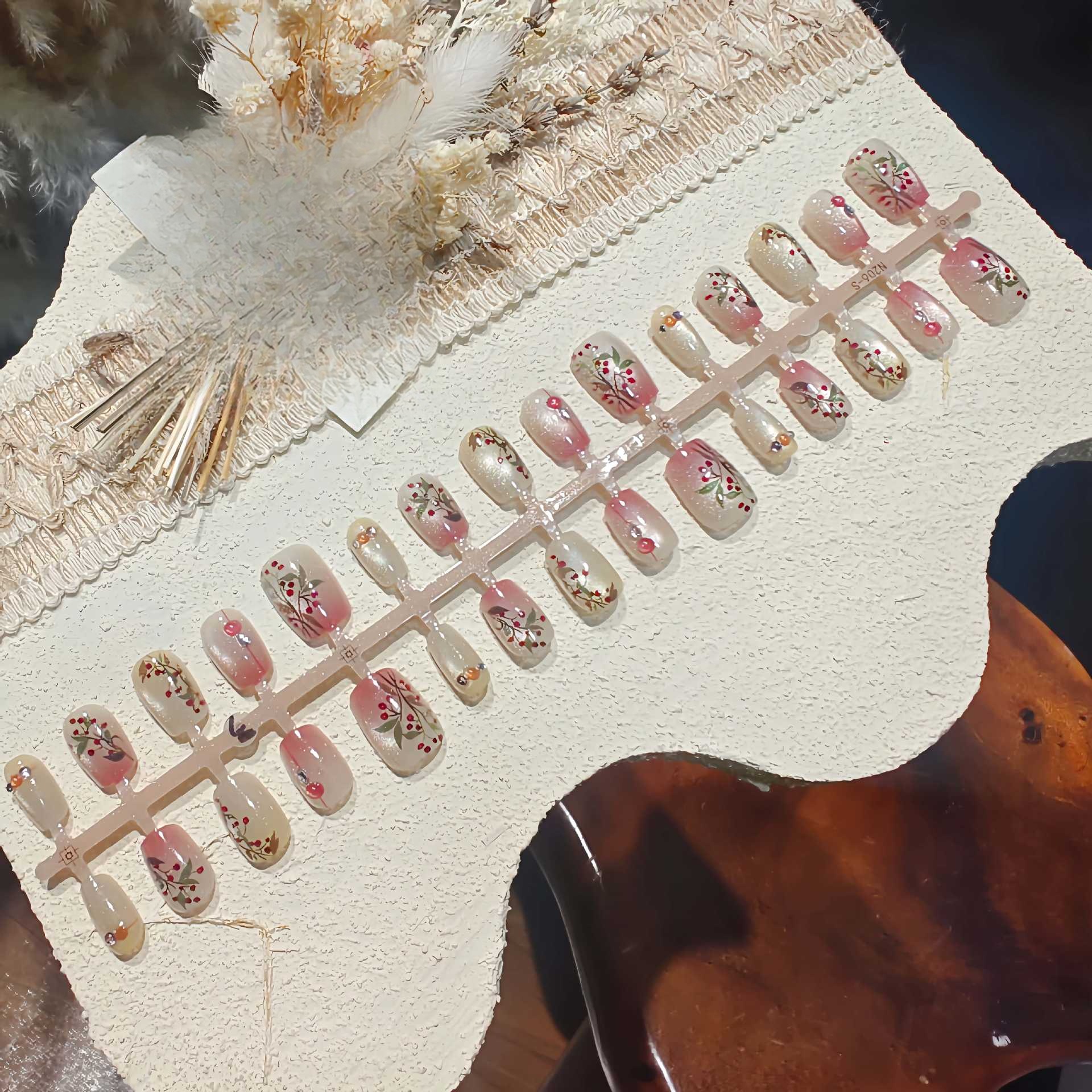 Punase oa kassisilma efektiga kunstküüned rhinestones'ite ja lillemustriga