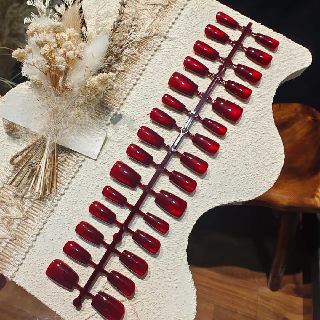 Faux Ongles Œil de Chat Rouge Effet Perle de Verre Court Cercueil Ballerine