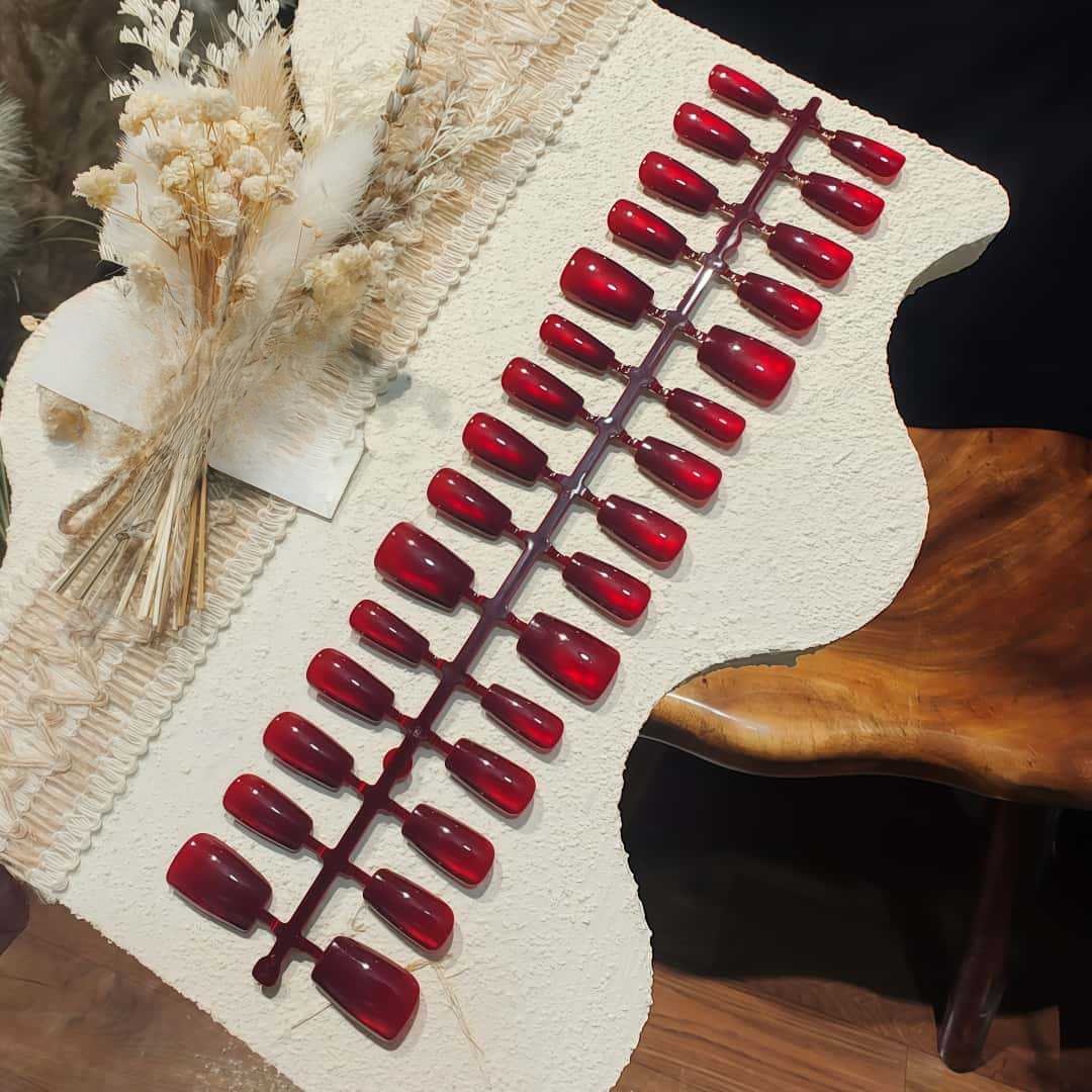 Faux Ongles Œil de Chat Rouge Effet Perle de Verre Court Cercueil Ballerine