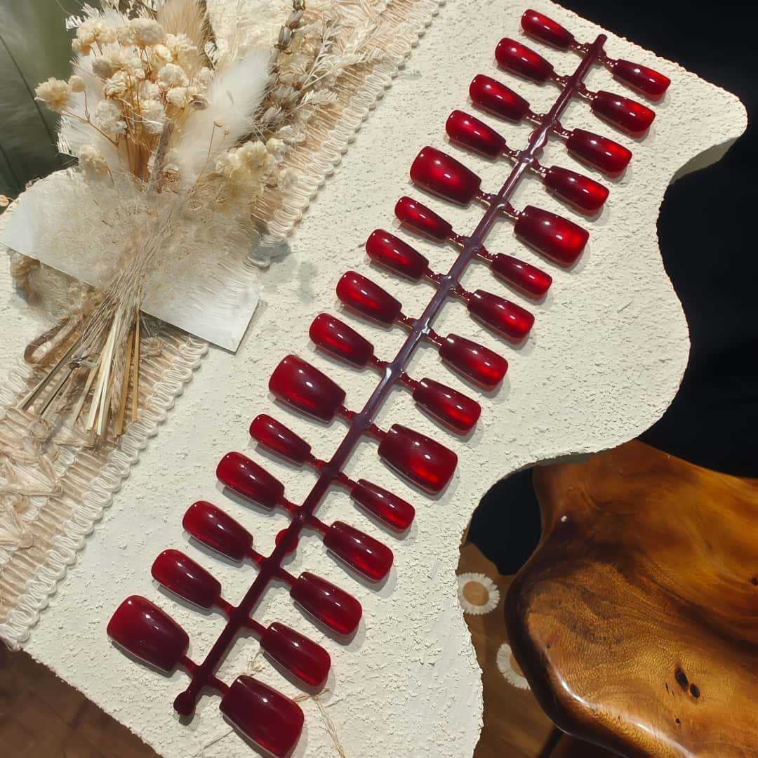 Faux Ongles Œil de Chat Rouge Effet Perle de Verre Court Cercueil Ballerine