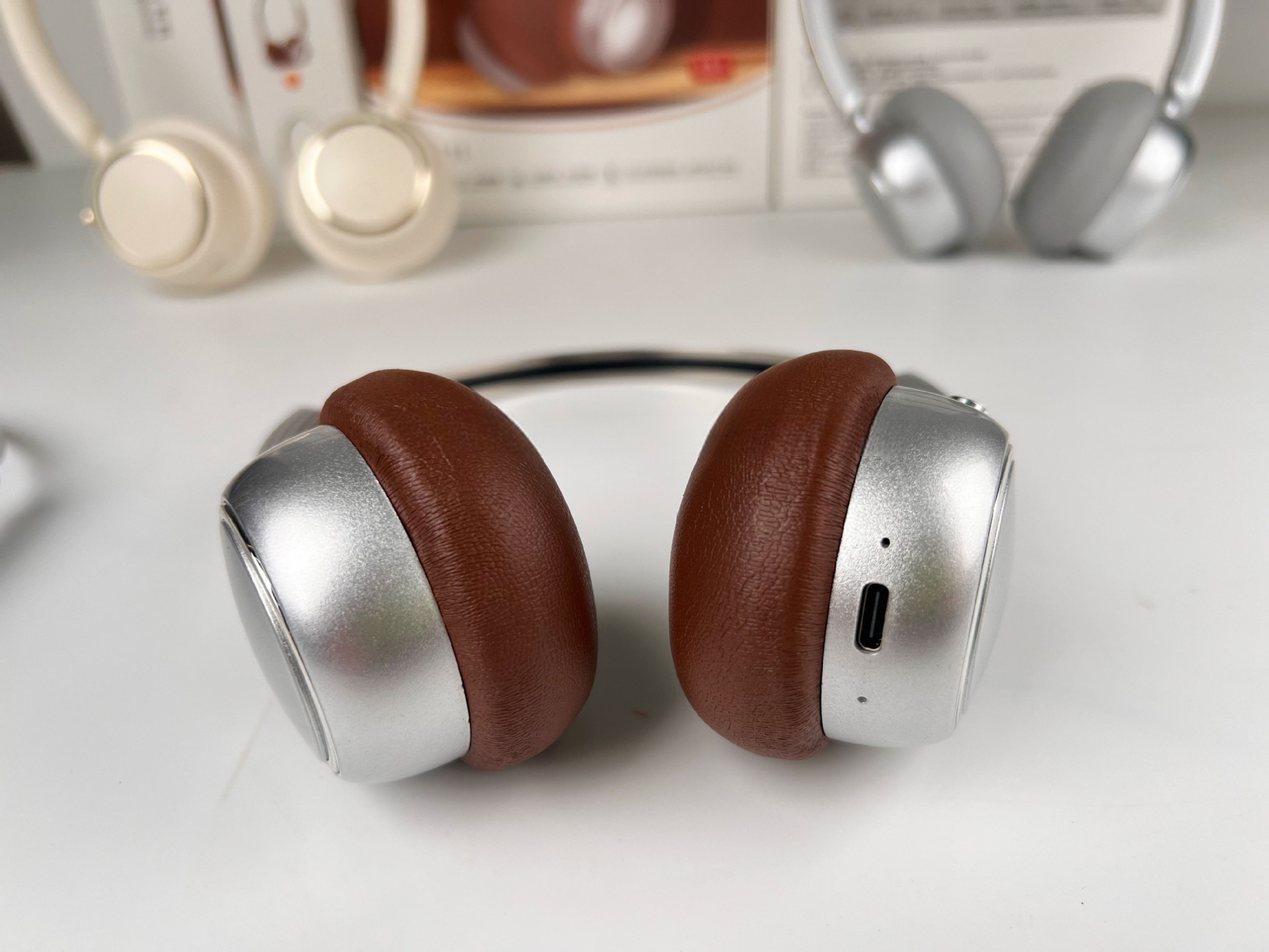 Fon Kepala Tanpa Wayar Over-Ear Retro dengan Radio FM dan Bluetooth 5.4