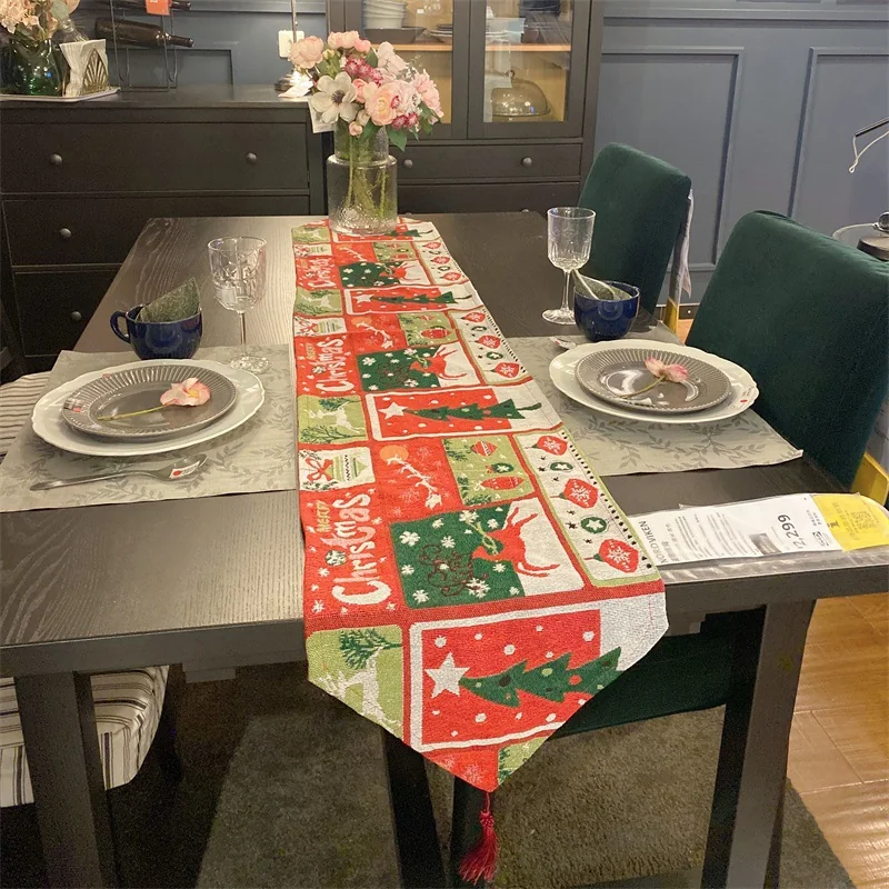 Față de masă de Crăciun, decor festiv pentru masa de dining și dulap