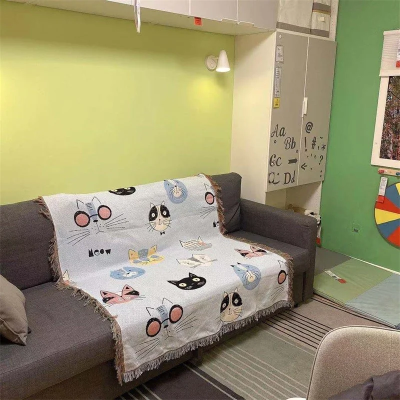 Dekoratyvinis sofos užklotas su animacinėmis katėmis