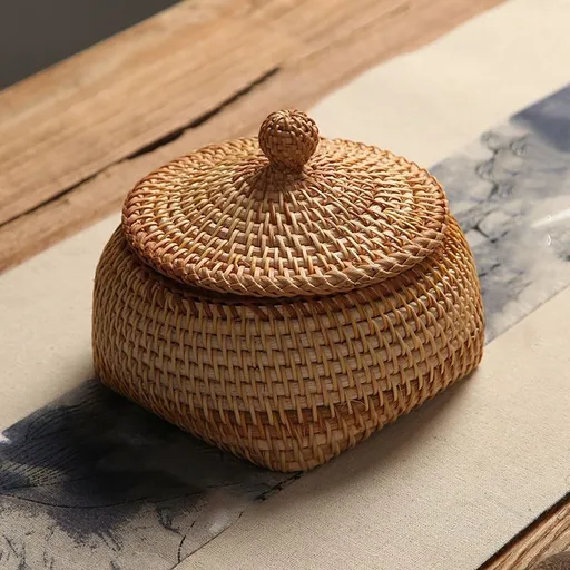 Round Rattan Basket Box with Lid Hand Woven Wicker Storage Bin Organizer Decorative Picnic Food Bread Basket Natural Rattan Bowl for Entryway Shelf Desktop Home Living Room Bedroom Bathroom Decor