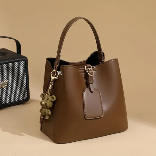 Vintage PU Shoulder Bag, Soft & Durable with Fabric Lining, Minimalist Commuter Style, Delicate Pendant Accent, Effortlessly Chic Urban Look!（brown）