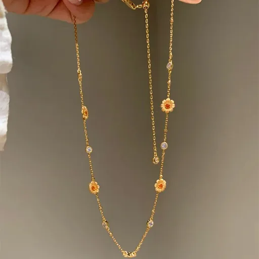 Gold Daisy Flower Necklace for Women Elegant Floral Pendant Collarbone Chain Jewellery Minimalist Gold Tone Fashion Accessory Gift for Everyday Wear