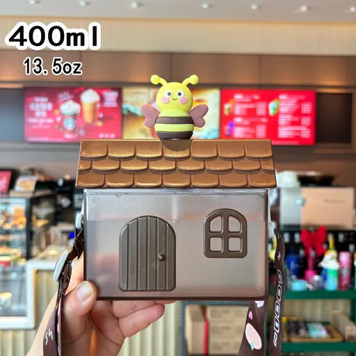Creative Little House-Shaped Children's Straw Cup, 400ml Portable Outdoor Water Cup with Strap - Khaki Honey Design