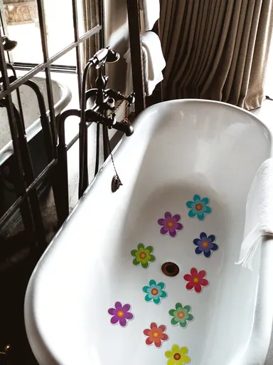 20Pcs Assorted Size Flower Shaped Non-Slip Bath Tub Stickers – Decorative & Functional Bathroom Decor