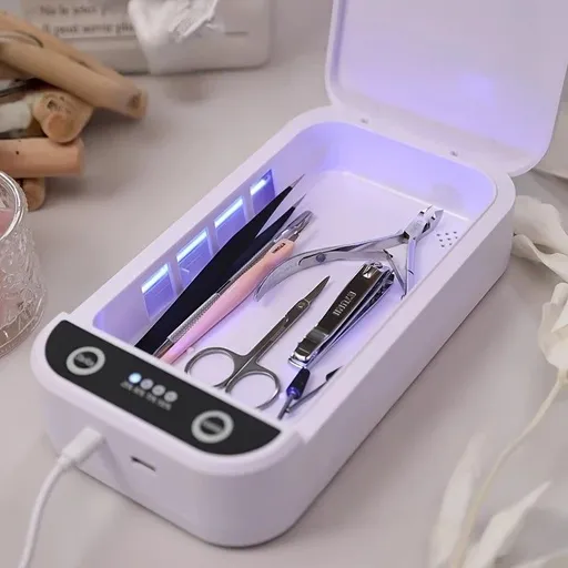 Portable Nail Disinfection Box, USB powered. Built‑in UV fast sterilization, suitable for nail and tattoo tools, PVC/plastic material, the ideal hygiene assistant for salons and studios.