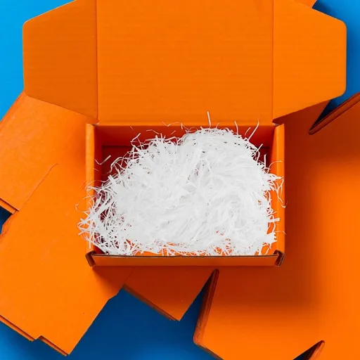 Reusable White Crinkle Cut Paper Shred for Present and Box Filling