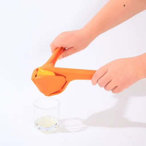 Manual Citrus Juicer Easy-to-Use Ergonomic Design Random Colour