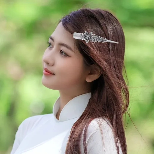 Stylish Grey Metal Duckbill Hair Clip with Sparkling Rhinestones for Women and Girls, Perfect Decorative Accessory
